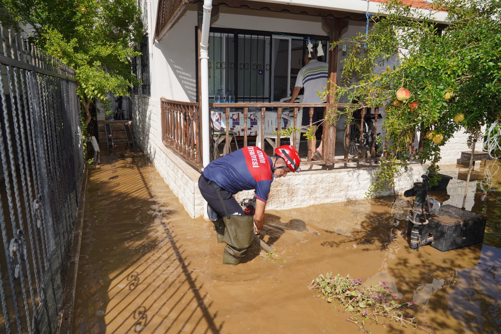 İzmir İtfaiyesi’nden rekor yağışın düştüğü Menderes’te seferberlik