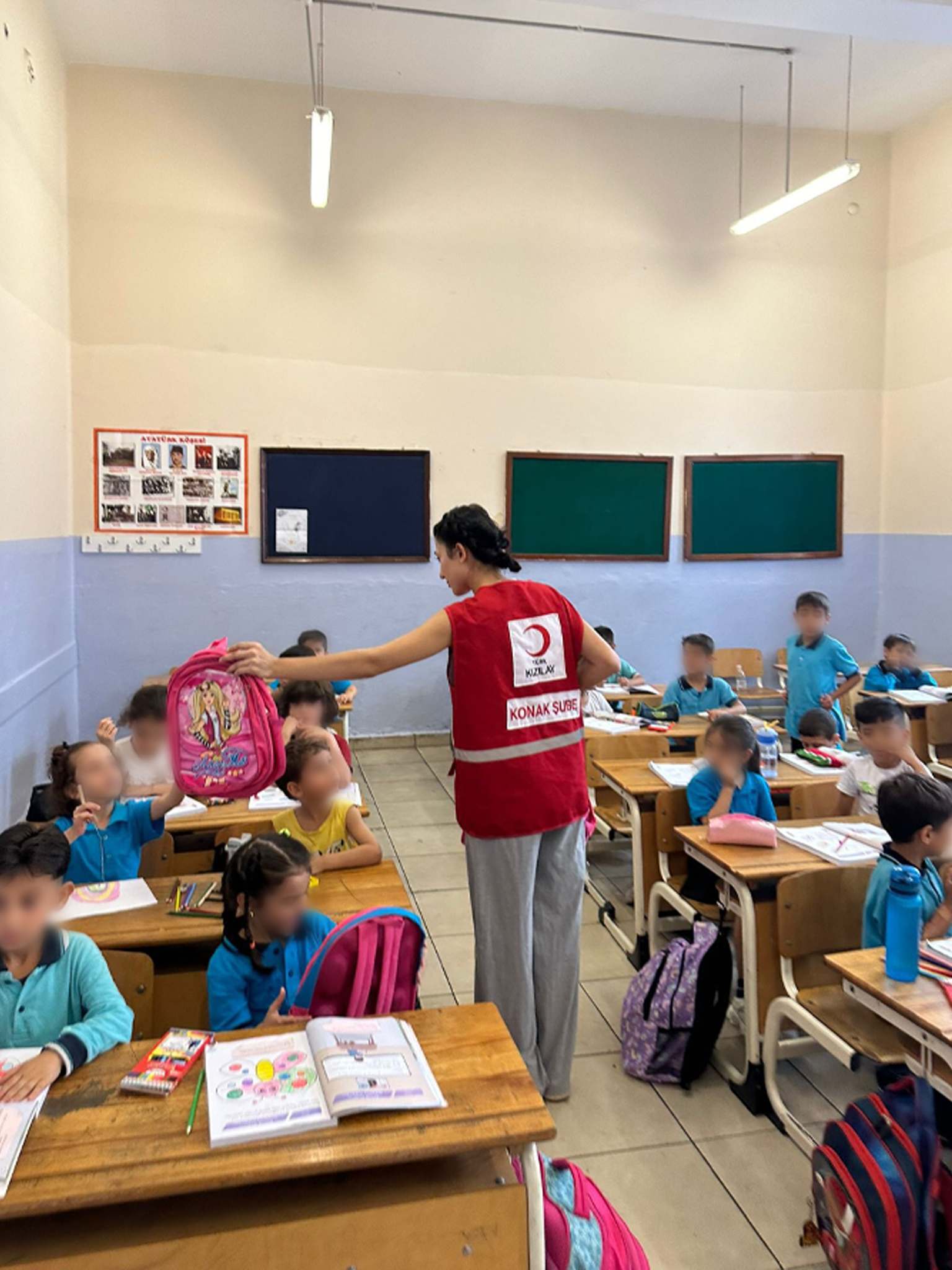 Konak Kızılay Şubesi'nden 500 Öğrenciye Destek