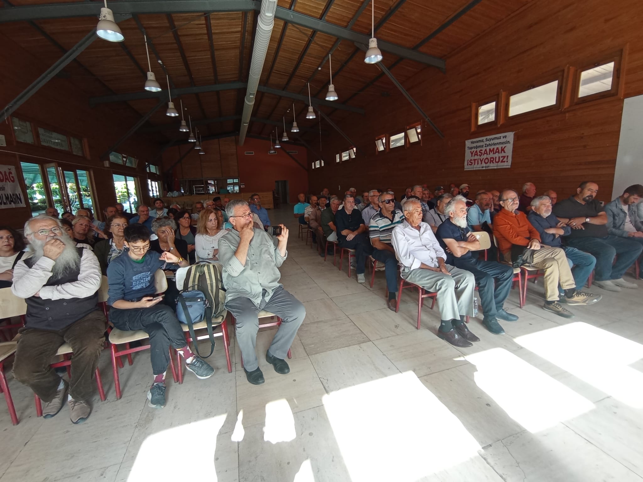 Eşme’de maden hayatı zehirliyor