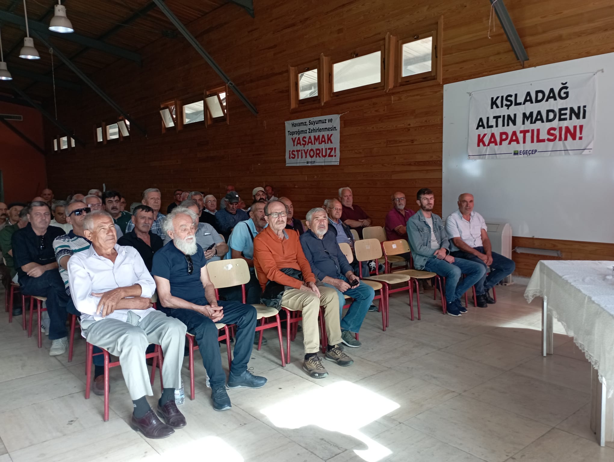 Eşme’de maden hayatı zehirliyor