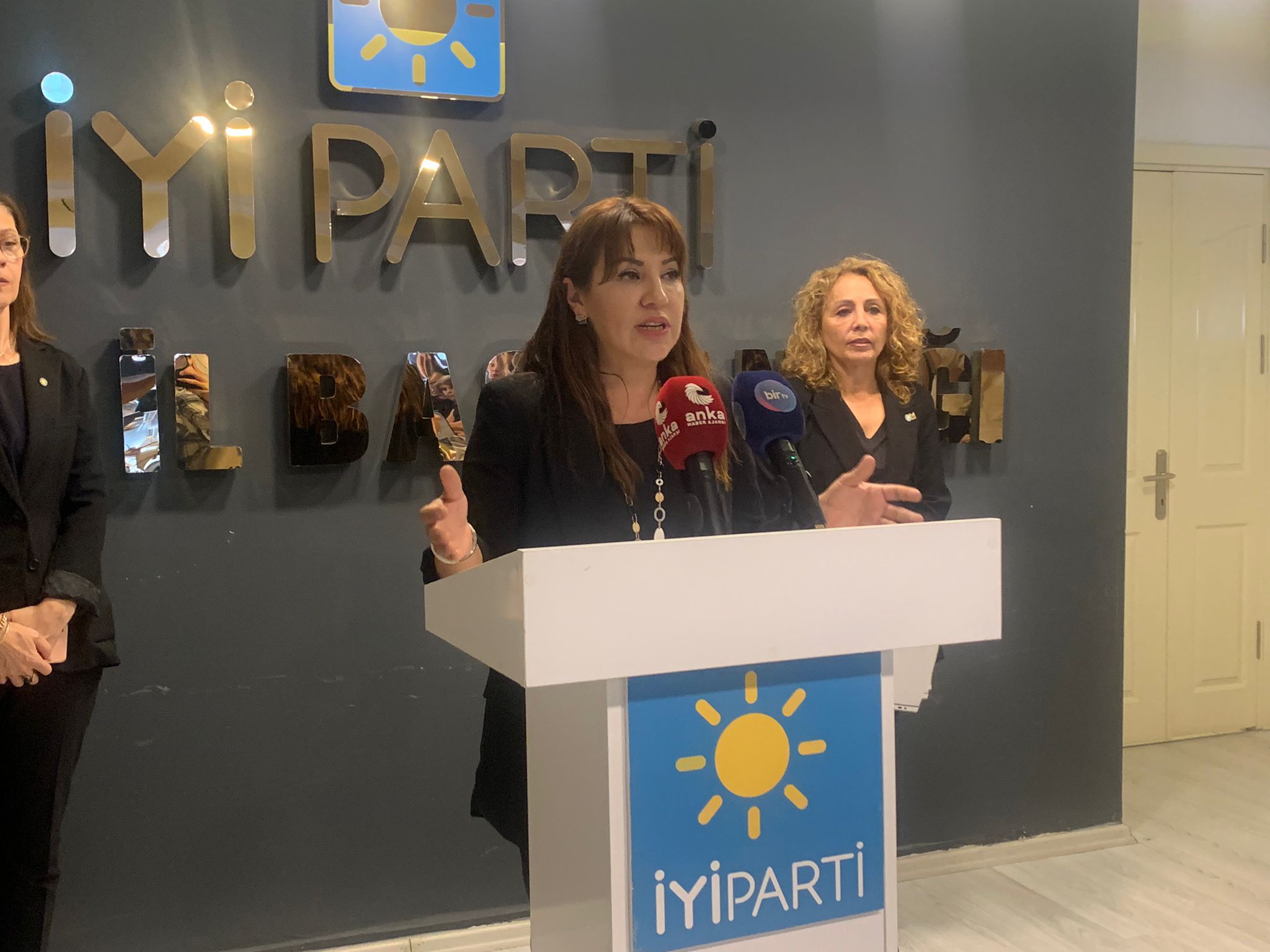 İYİ Parti İzmir Yönetimi kadın cinayetlerine tepki gösterdi; 