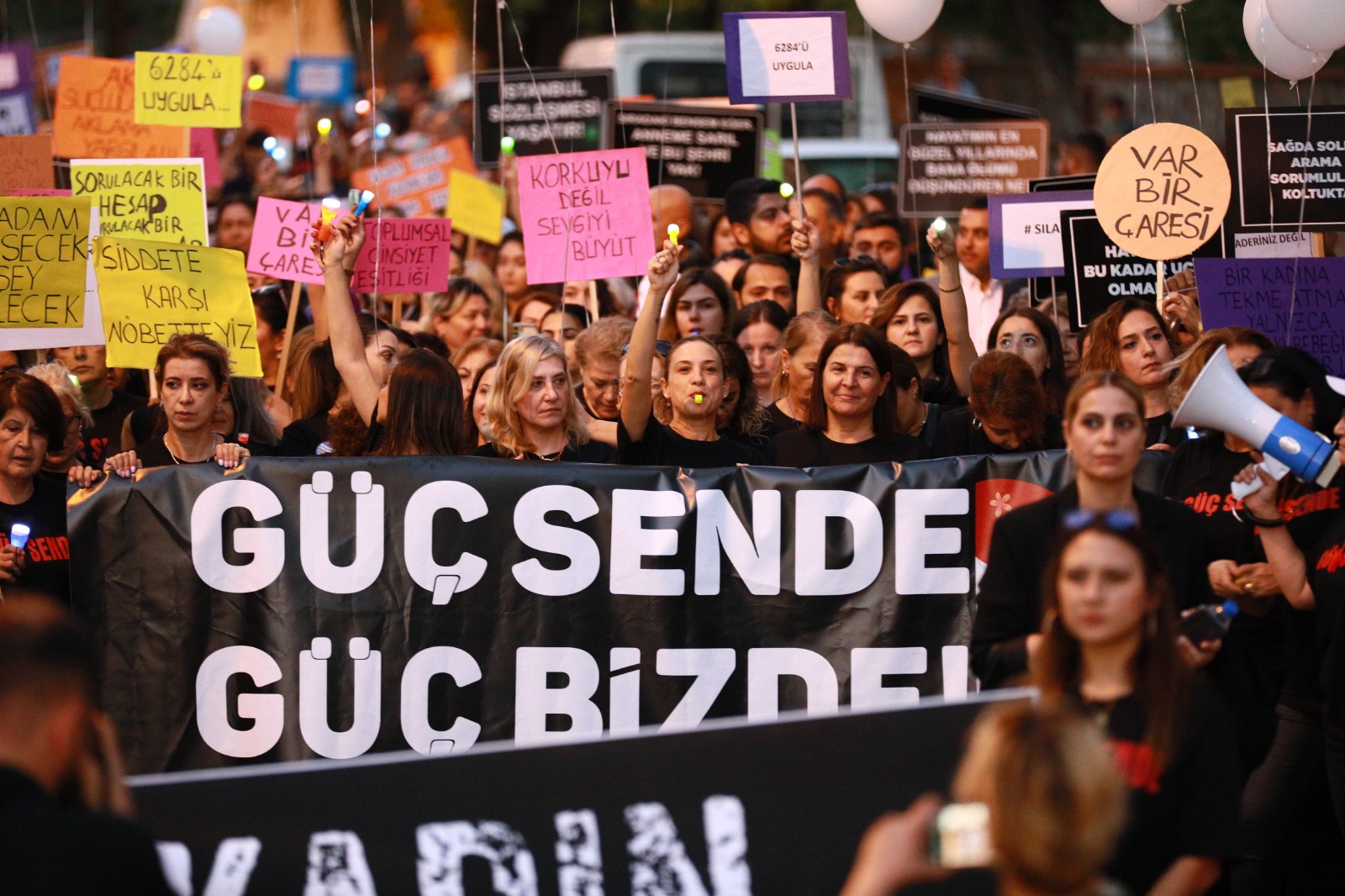 Kırık Saçlar Özgürlüğe Efes Selçuk Sokaklarında Yürüdü