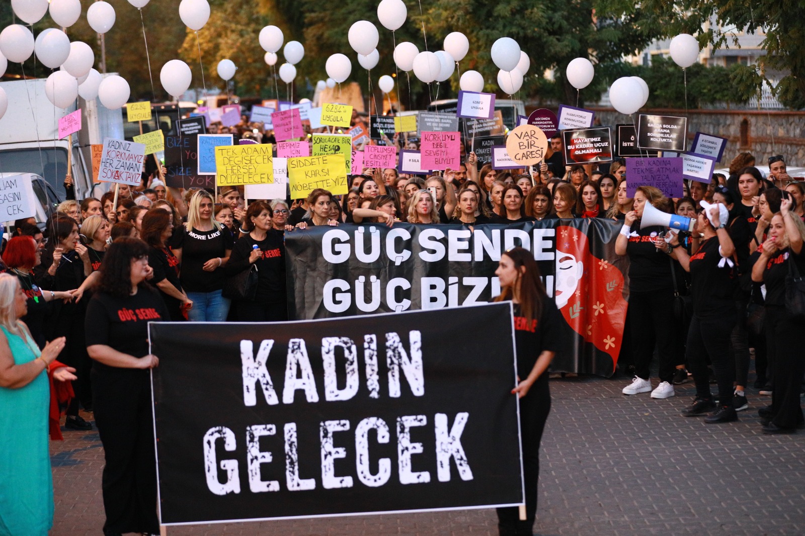 Kırık Saçlar Özgürlüğe Efes Selçuk Sokaklarında Yürüdü