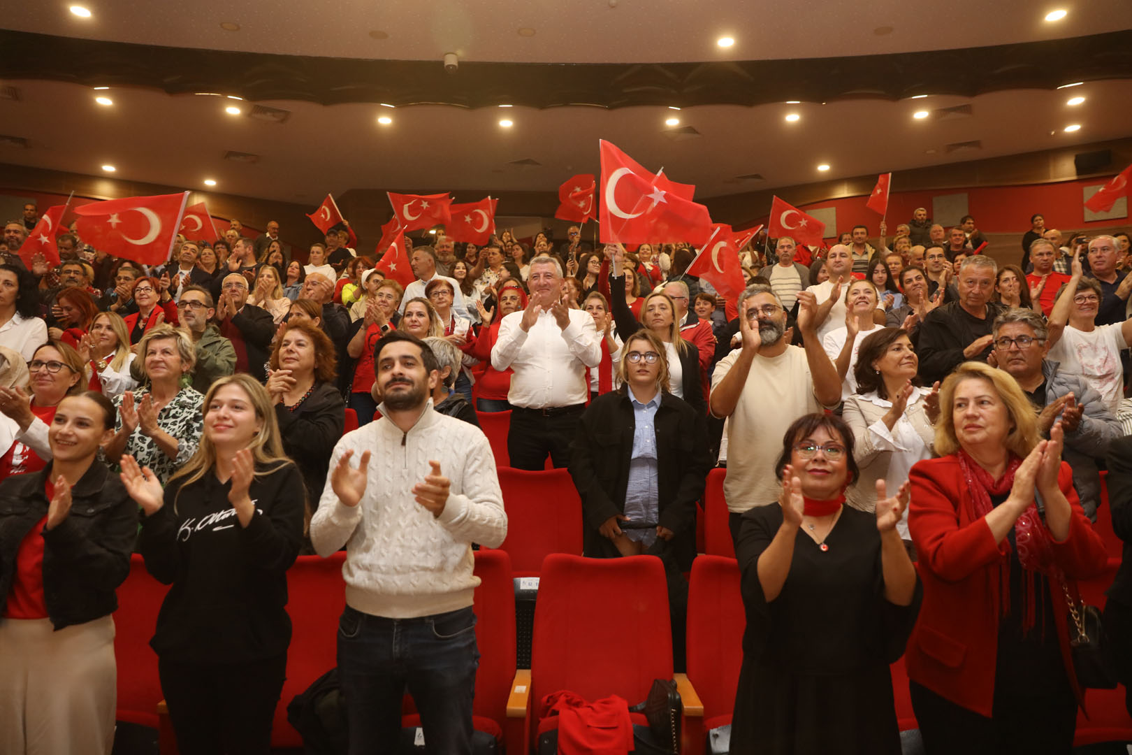 Güzelbahçe’de 101. Yıl coşkusu; ‘Sen Cumhuriyet’ tiyatro Oyunu Sergilendi