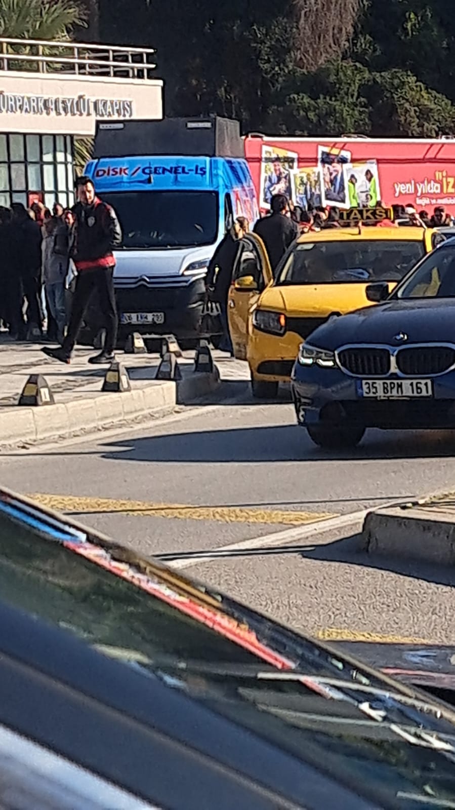 Hükümetin Kesintileri İzmir Büyükşehir İşçilerini İsyan Ettirdi