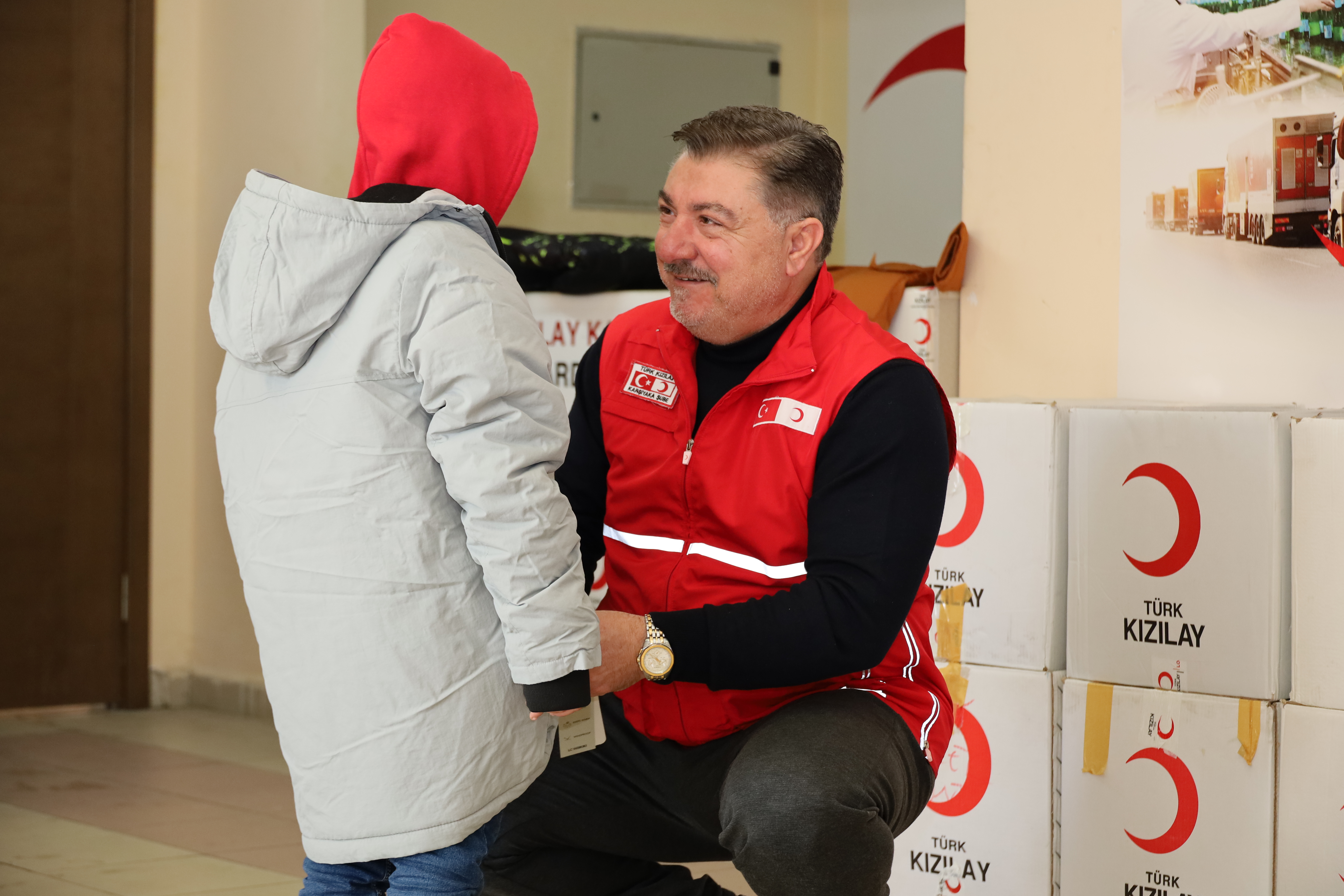 Türk Kızılay Karşıyaka’dan, İhtiyaç Sahiplerine Kışlık Kıyafet Yardımı