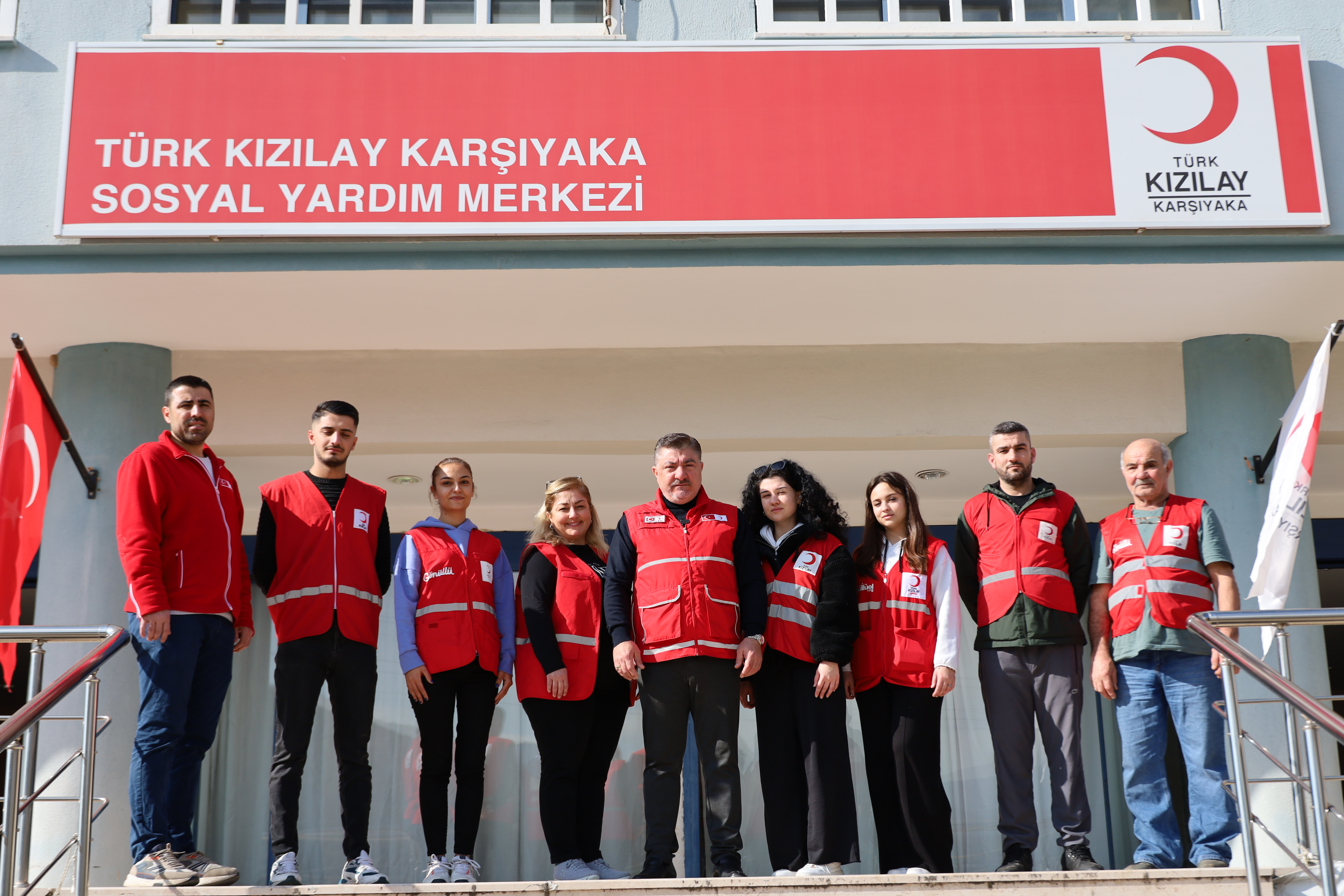 Türk Kızılay Karşıyaka’dan, İhtiyaç Sahiplerine Kışlık Kıyafet Yardımı
