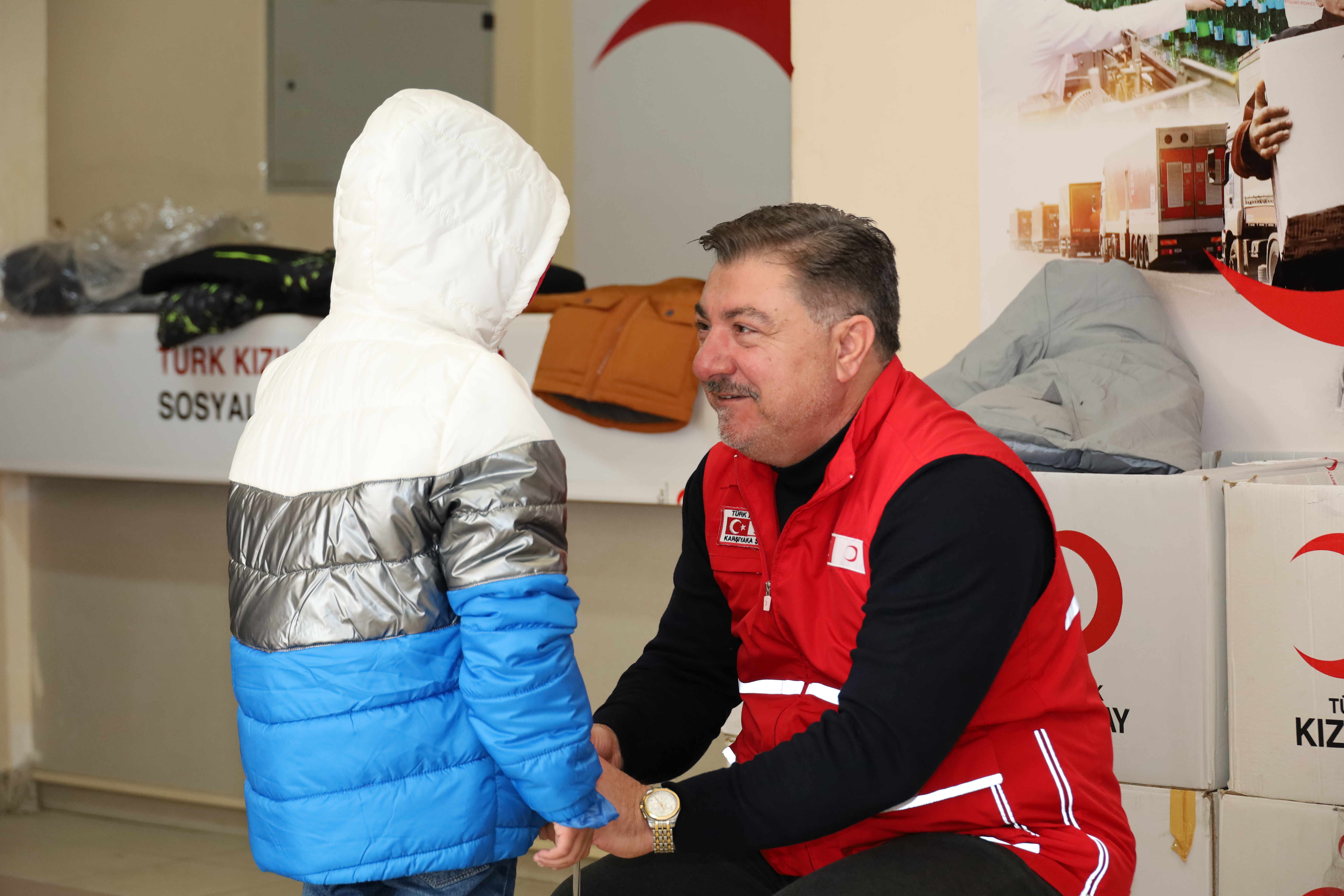 Türk Kızılay Karşıyaka’dan, İhtiyaç Sahiplerine Kışlık Kıyafet Yardımı