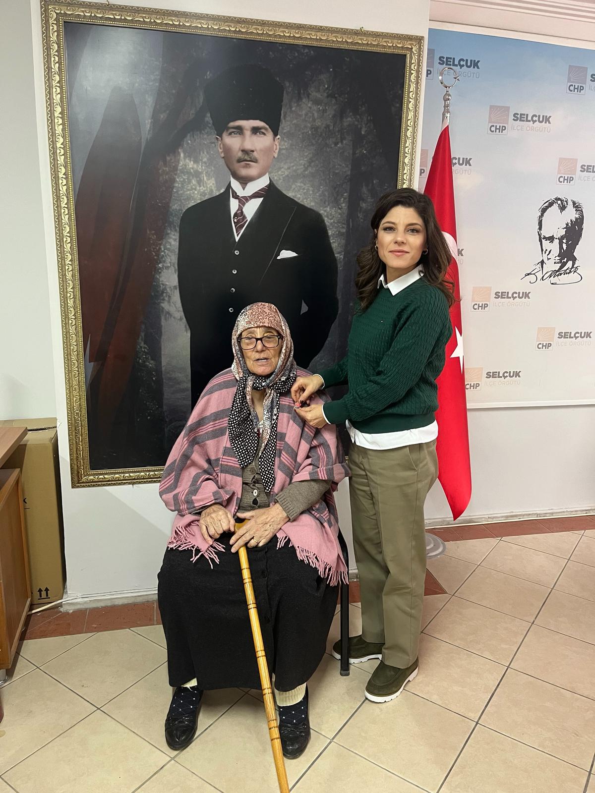 Efes Selçuk’ta İkı̇ Çınardan İmamoğlu’na Destek: Üye Oldular Değı̇şı̇m Dedı̇ler!