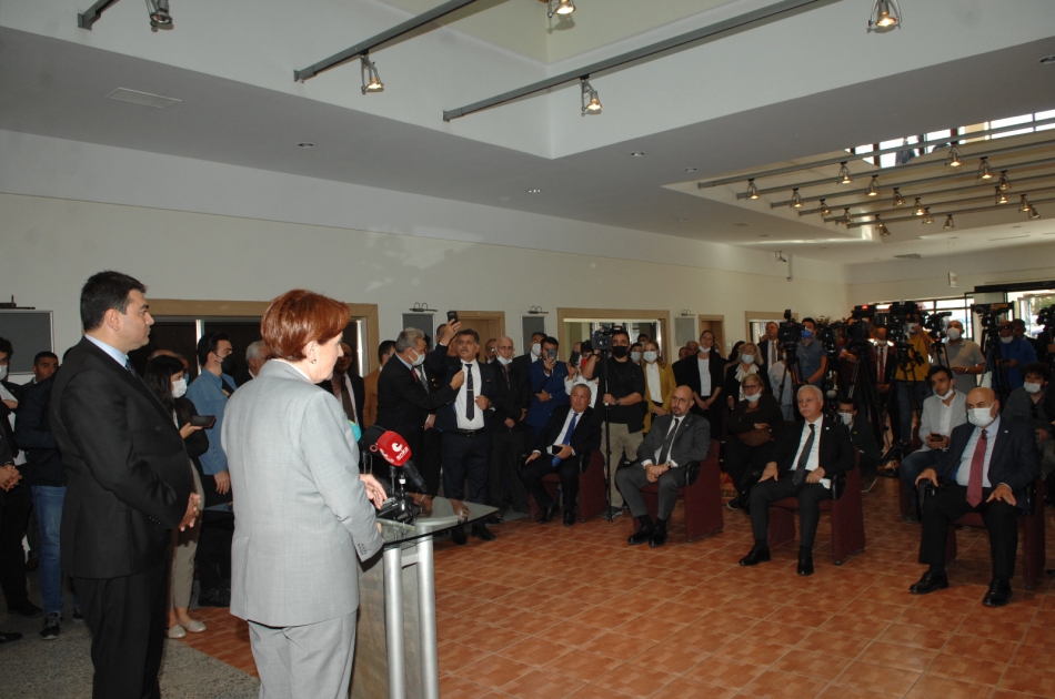Demokrat Parti Genel Başkanı Gültekin Uysal, İyi Parti Genel Başkanı Meral Akşener’i makamında ağırladı 2