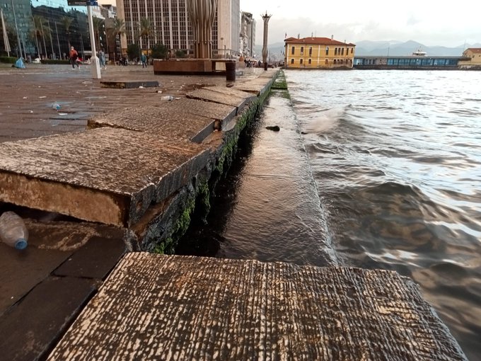 İzmir'de şiddetli fırtına yüzlerce kiloluk beton blokları yerinden söktü 1