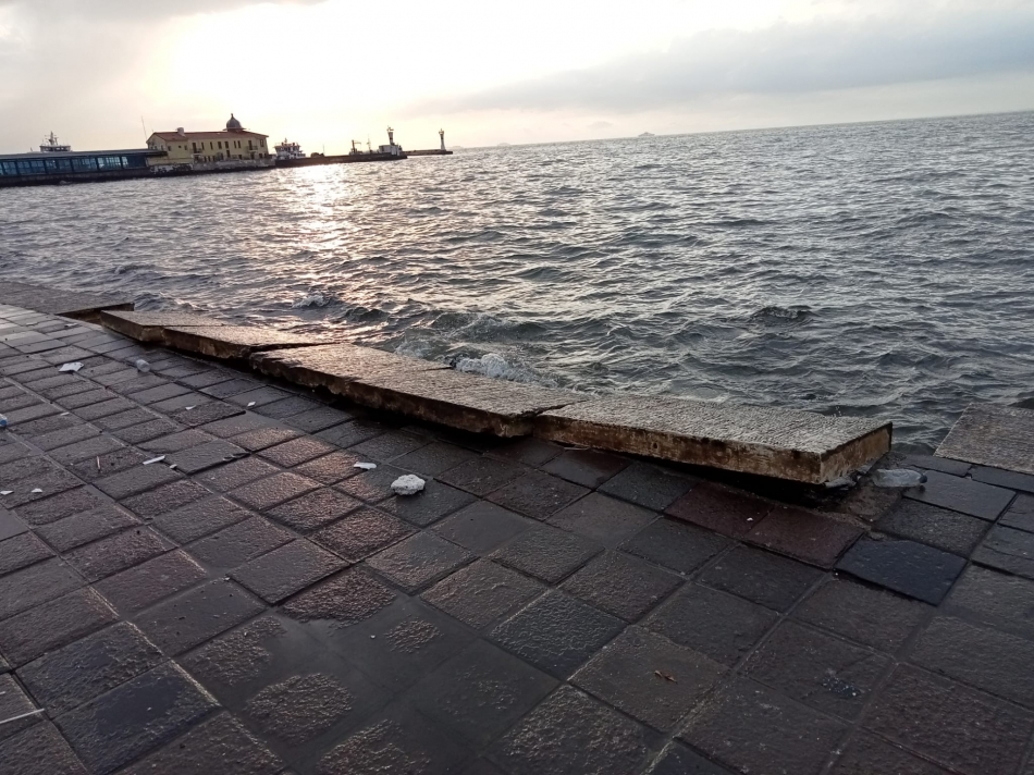 İzmir'de şiddetli fırtına yüzlerce kiloluk beton blokları yerinden söktü 3