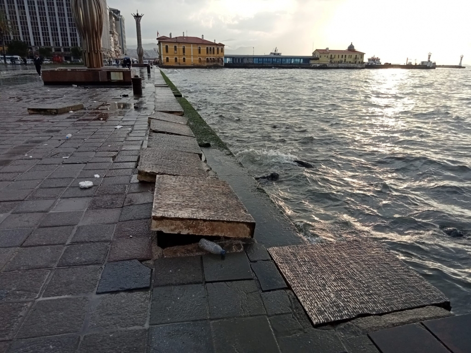 İzmir'de şiddetli fırtına yüzlerce kiloluk beton blokları yerinden söktü 2
