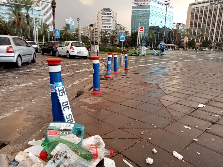 İzmir'de şiddetli fırtına yüzlerce kiloluk beton blokları yerinden söktü 4
