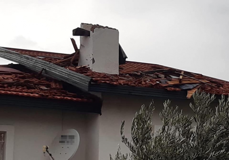 Çeşme'de hortum paniği: Evlerin çatılarında hasar oluştu 1