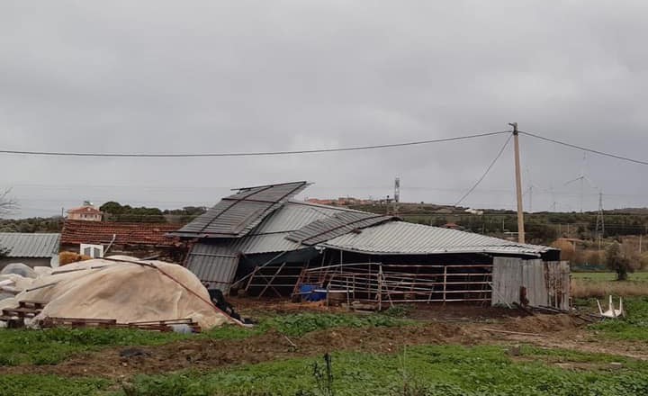 Çeşme'de hortum paniği: Evlerin çatılarında hasar oluştu 5