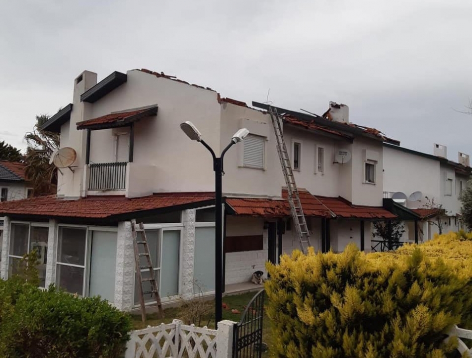 Çeşme'de hortum paniği: Evlerin çatılarında hasar oluştu 4