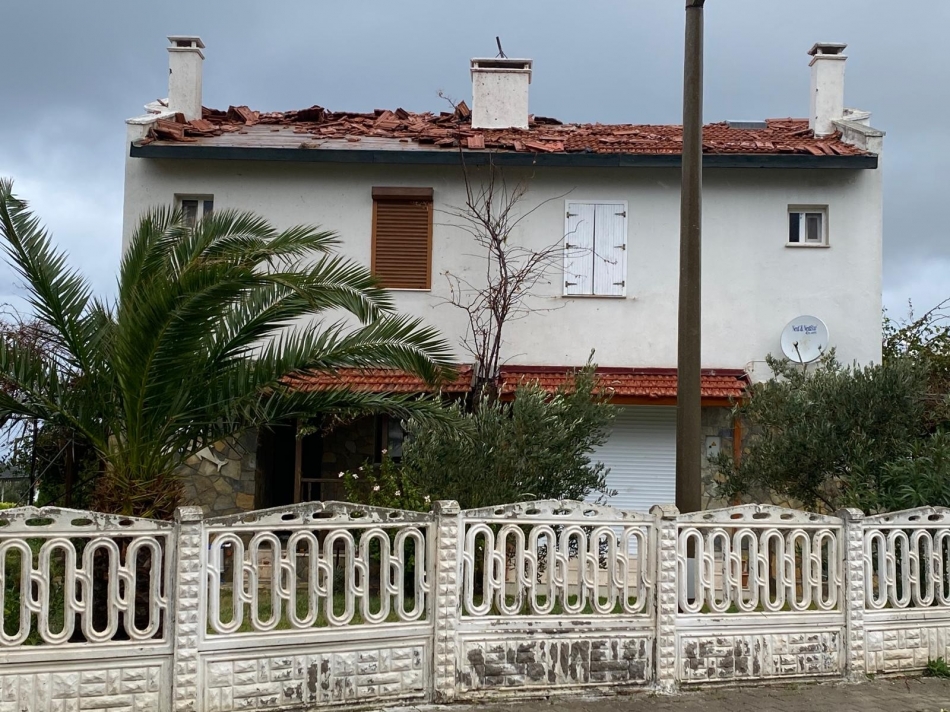 Çeşme'de hortum paniği: Evlerin çatılarında hasar oluştu 3