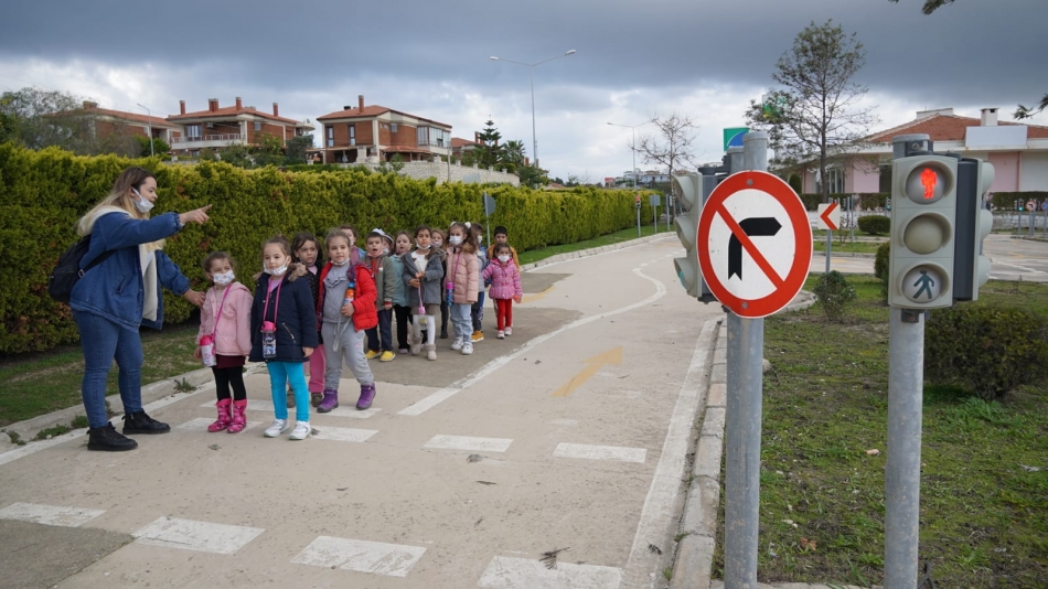 Çeşme Belediyesi’nden anaokulu öğrencilerine trafik eğitimi 5