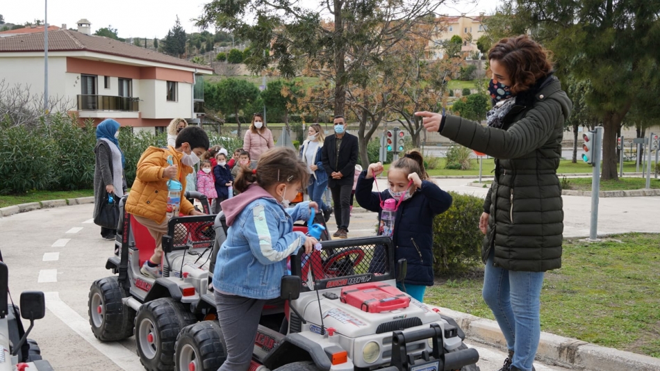 Çeşme Belediyesi’nden anaokulu öğrencilerine trafik eğitimi 1