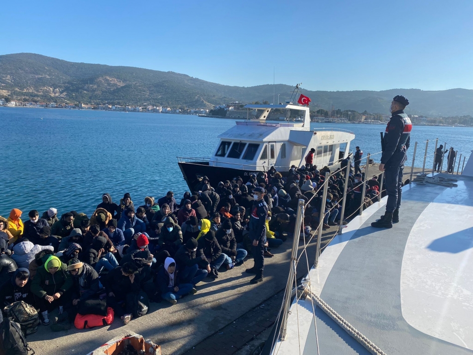 Göçmenleri İtalya'ya kaçıran tekneye İHA destekli operasyon: 197 göçmen yakalandı 1