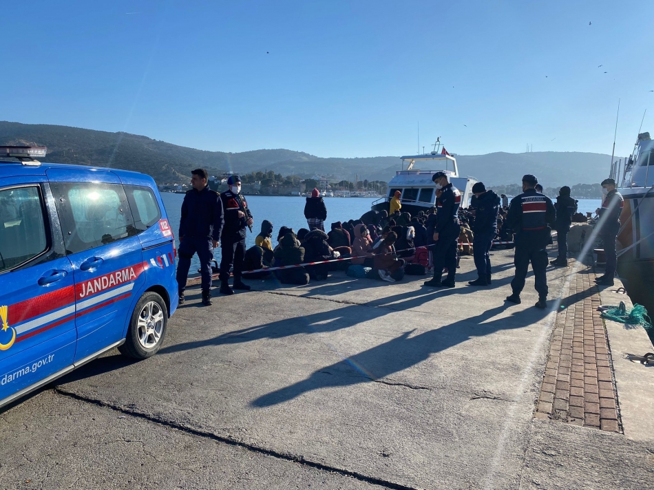 Göçmenleri İtalya'ya kaçıran tekneye İHA destekli operasyon: 197 göçmen yakalandı 2