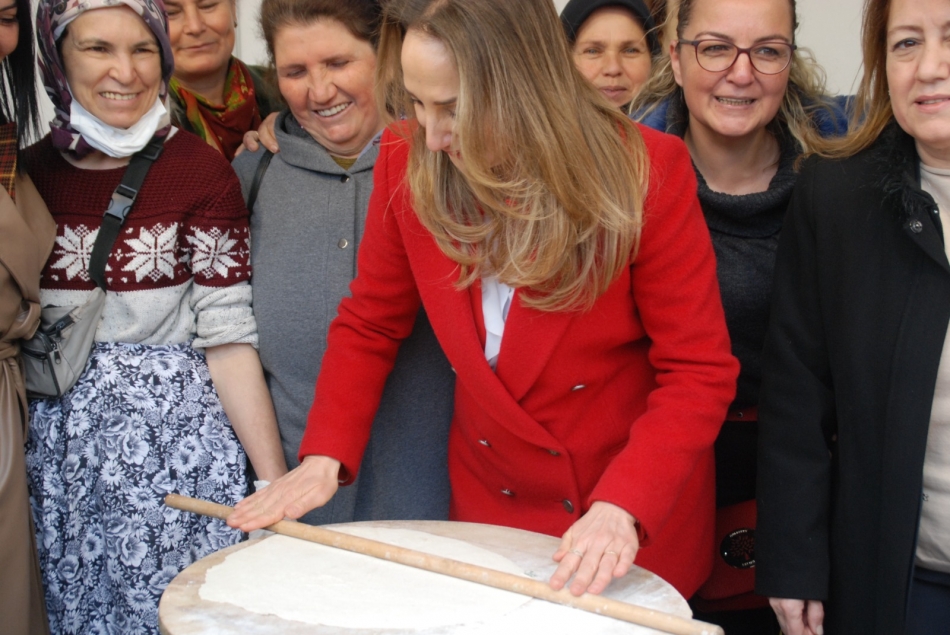 CHP Kadın Kolları Başkanı Nazlıaka İzmirli kadınlarla bir araya geldi 1