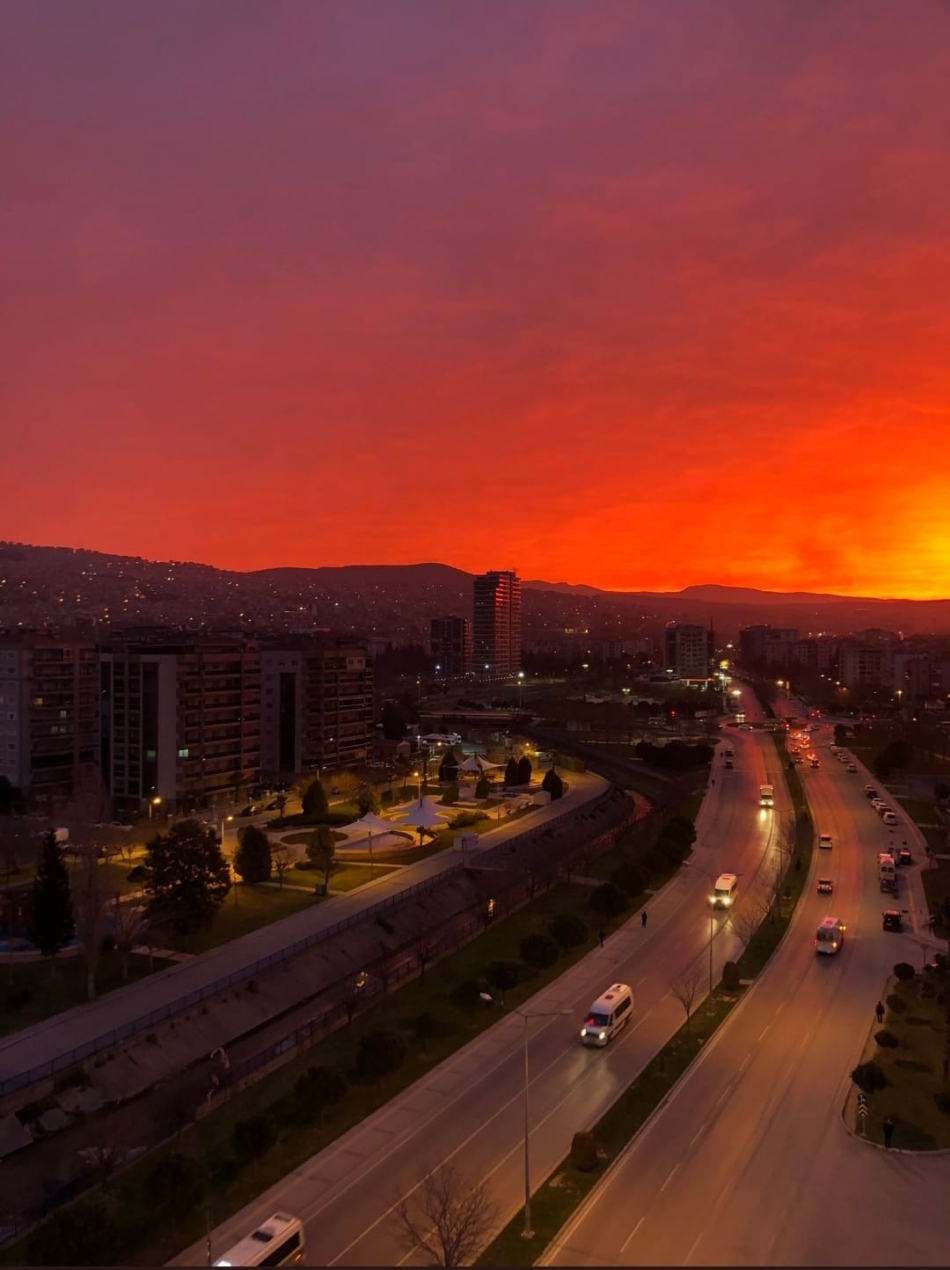 İzmirliler güne kızıl gökyüzü ile başladı 1