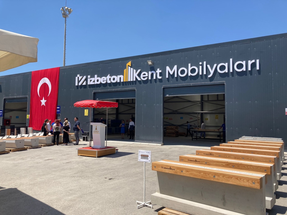 İZBETON'dan kent mobilyaları için dev adım: Soyer, "Bu zor şartlarda her şey güllük gülistanlık gibi adımlar atılıyor" 1