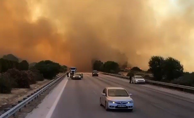 İzmir-Çeşme otoyolu yangın nedeniyle trafiğe kapandı 2