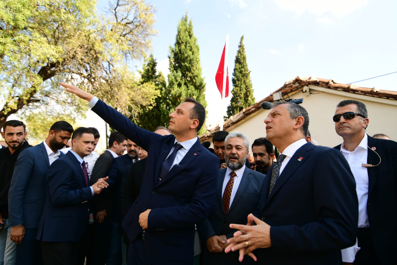Özgür Özel Bornova’da coşkuyla karşılandı 4