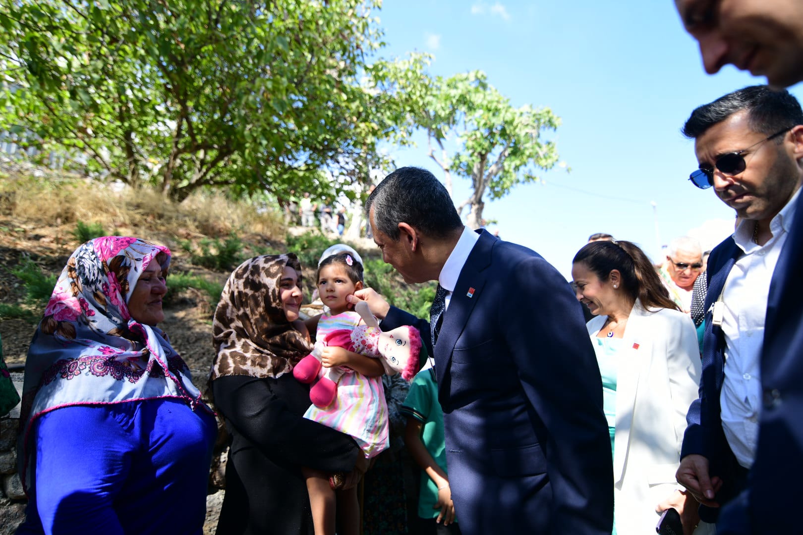 Özgür Özel Bornova’da coşkuyla karşılandı 6