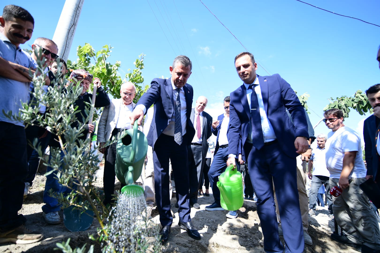 Özgür Özel Bornova’da coşkuyla karşılandı 7