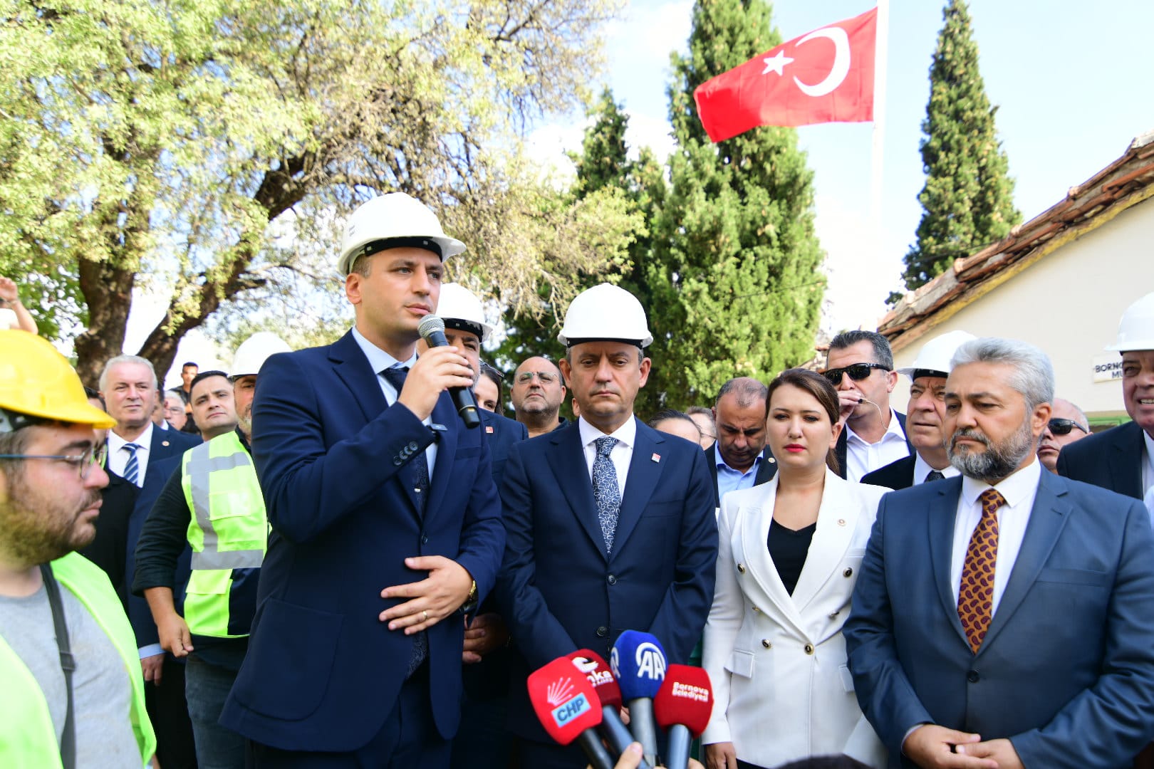 Özgür Özel Bornova’da coşkuyla karşılandı 2