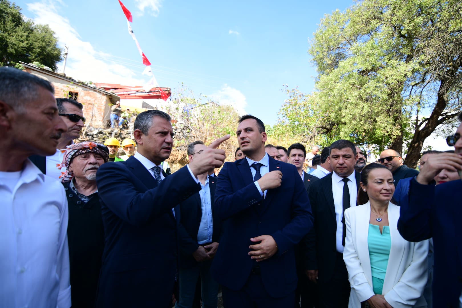 Özgür Özel Bornova’da coşkuyla karşılandı 5