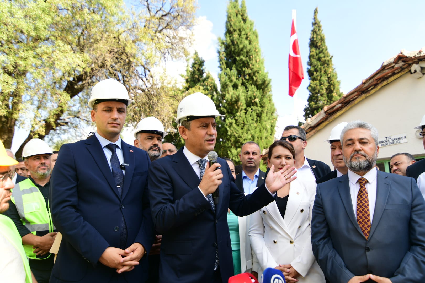 Özgür Özel Bornova’da coşkuyla karşılandı 3