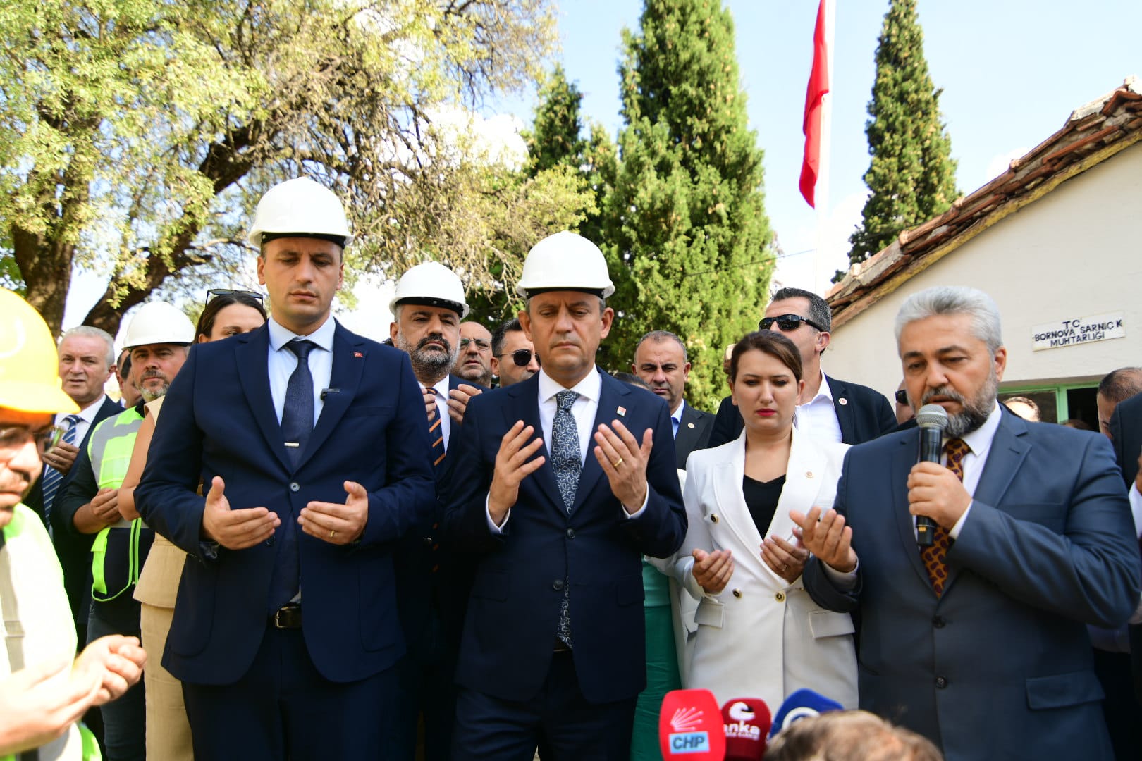 Özgür Özel Bornova’da coşkuyla karşılandı 1