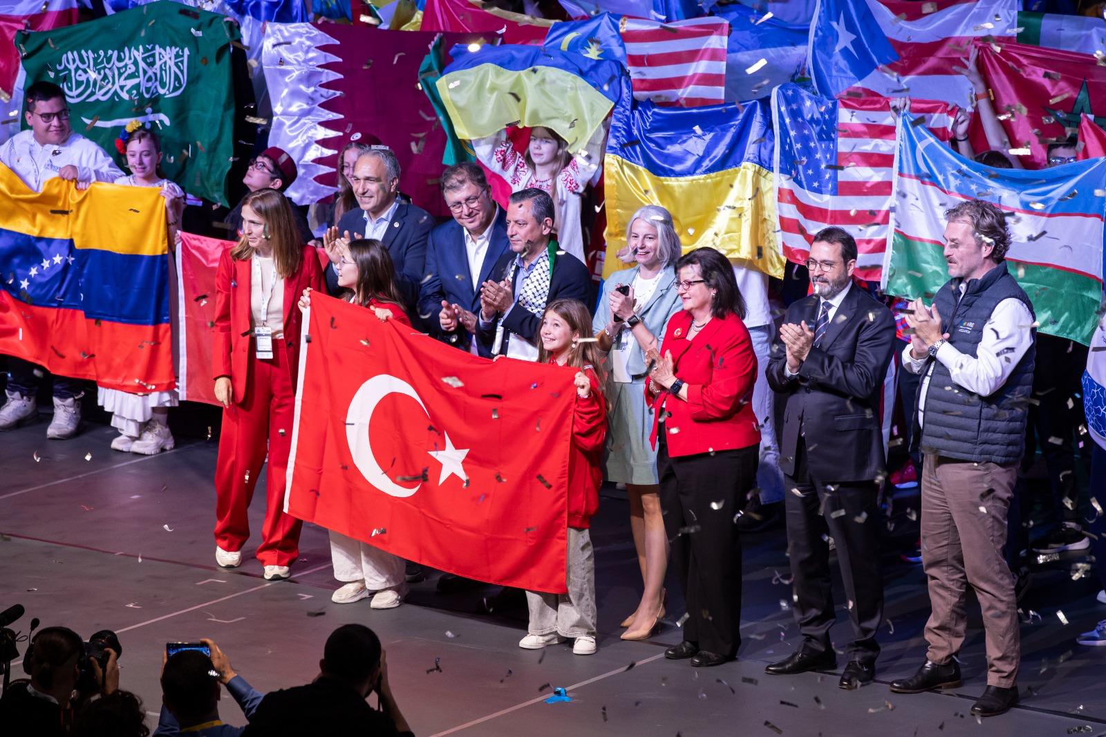 Özgür Özel dünya çocuklarına Atatürk'ün sözleriyle seslendi: Yurtta barış, dünyada barış! 1
