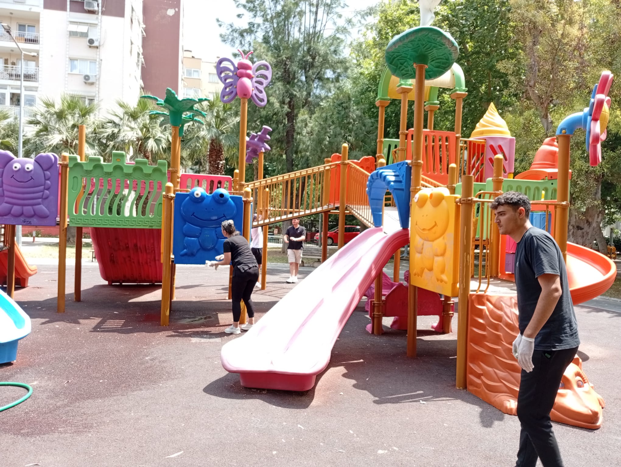 İzmir Bayraklı’da üniversitelilerden örnek çalışma: Temiz parklar, mutlu çocuklar 1