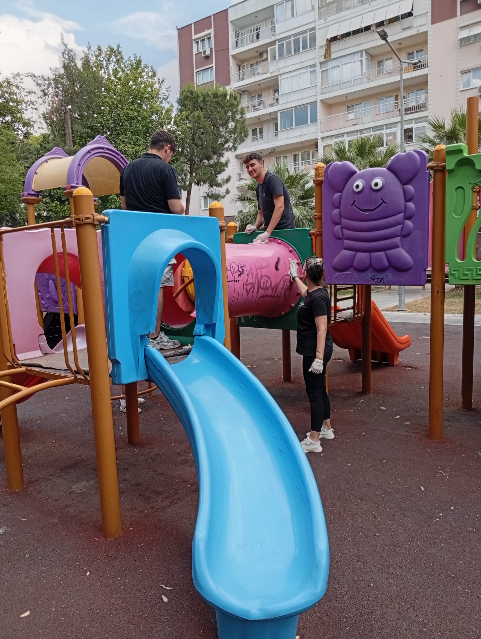 İzmir Bayraklı’da üniversitelilerden örnek çalışma: Temiz parklar, mutlu çocuklar 3