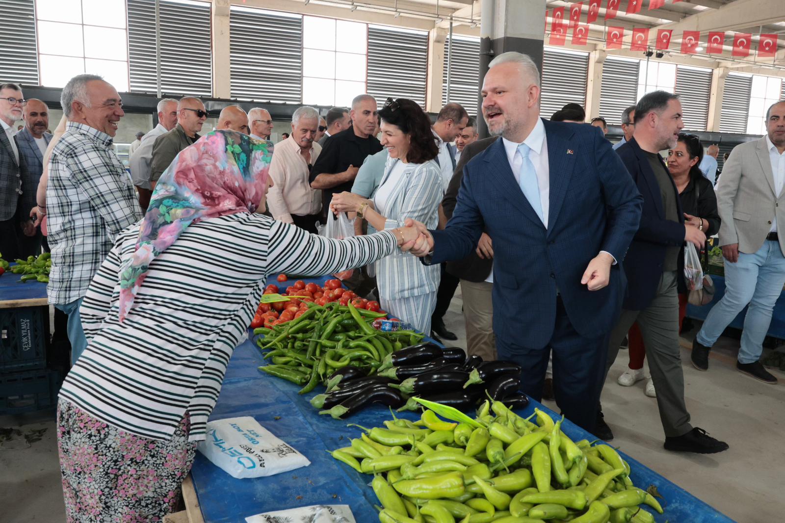 Menemen’de bir kapalı pazar yeri daha açıldı! 2