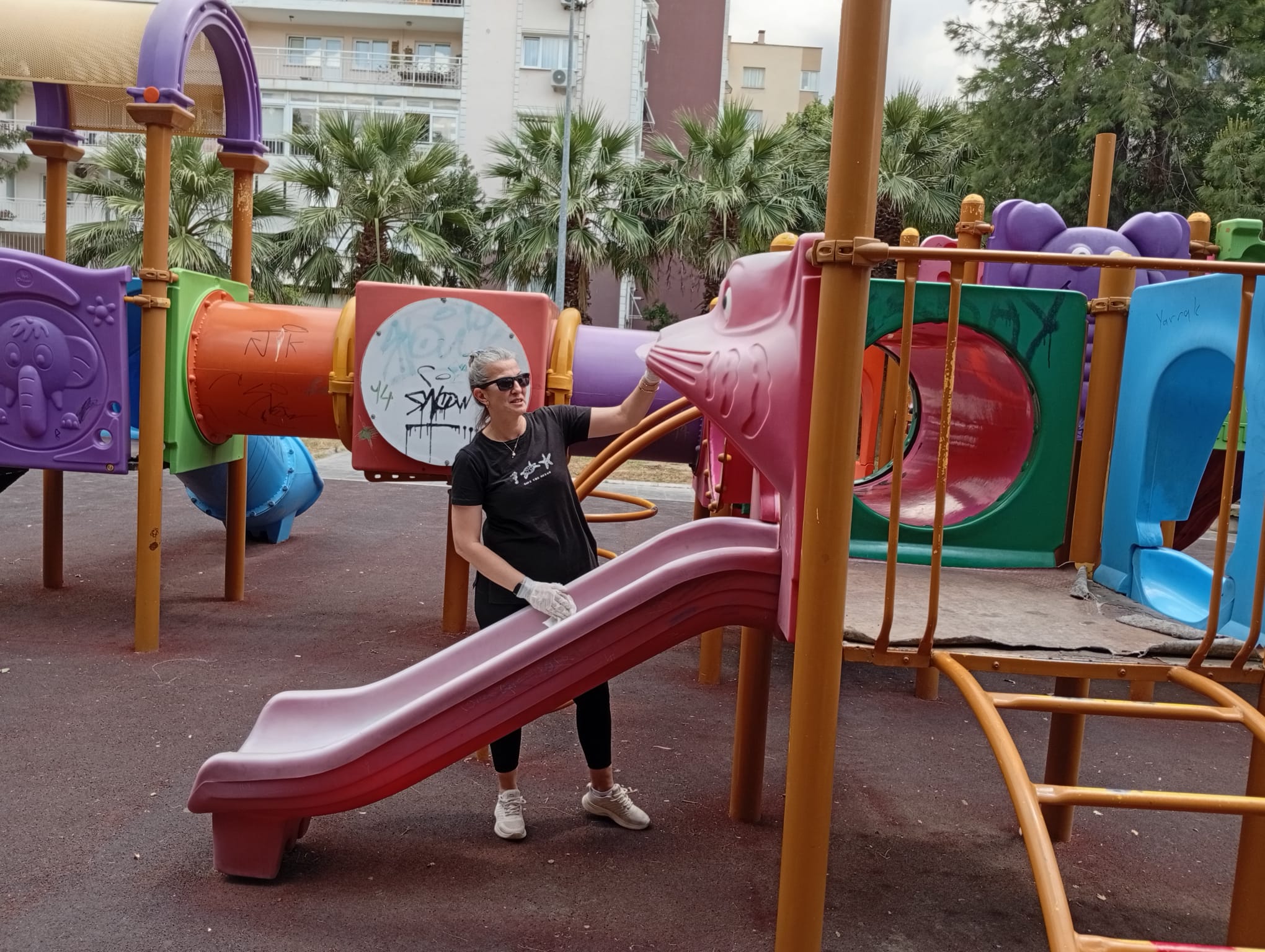 İzmir Bayraklı’da üniversitelilerden örnek çalışma: Temiz parklar, mutlu çocuklar 2