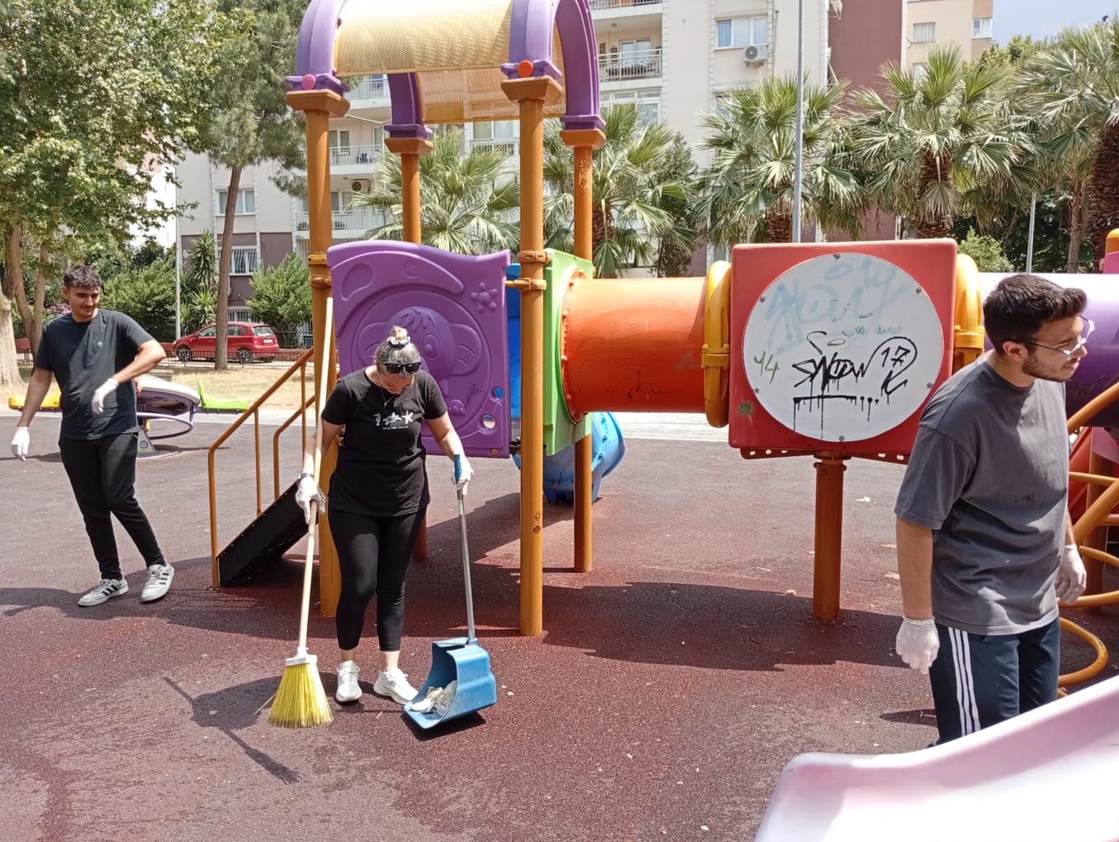 İzmir Bayraklı’da üniversitelilerden örnek çalışma: Temiz parklar, mutlu çocuklar 4