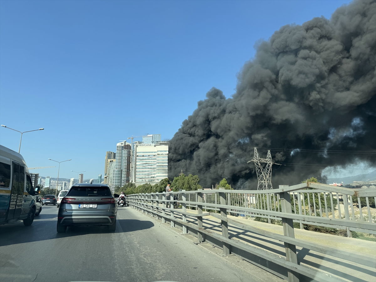 İzmir'de depoda çıkan yangına müdahale ediliyor 2