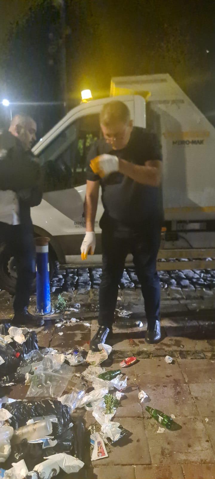 Başkan Tugay elleriyle çöp topladı.  İzmirlilere Çağrı: "Grev Sona Erene Kadar Dayanışma Zamanı" 3