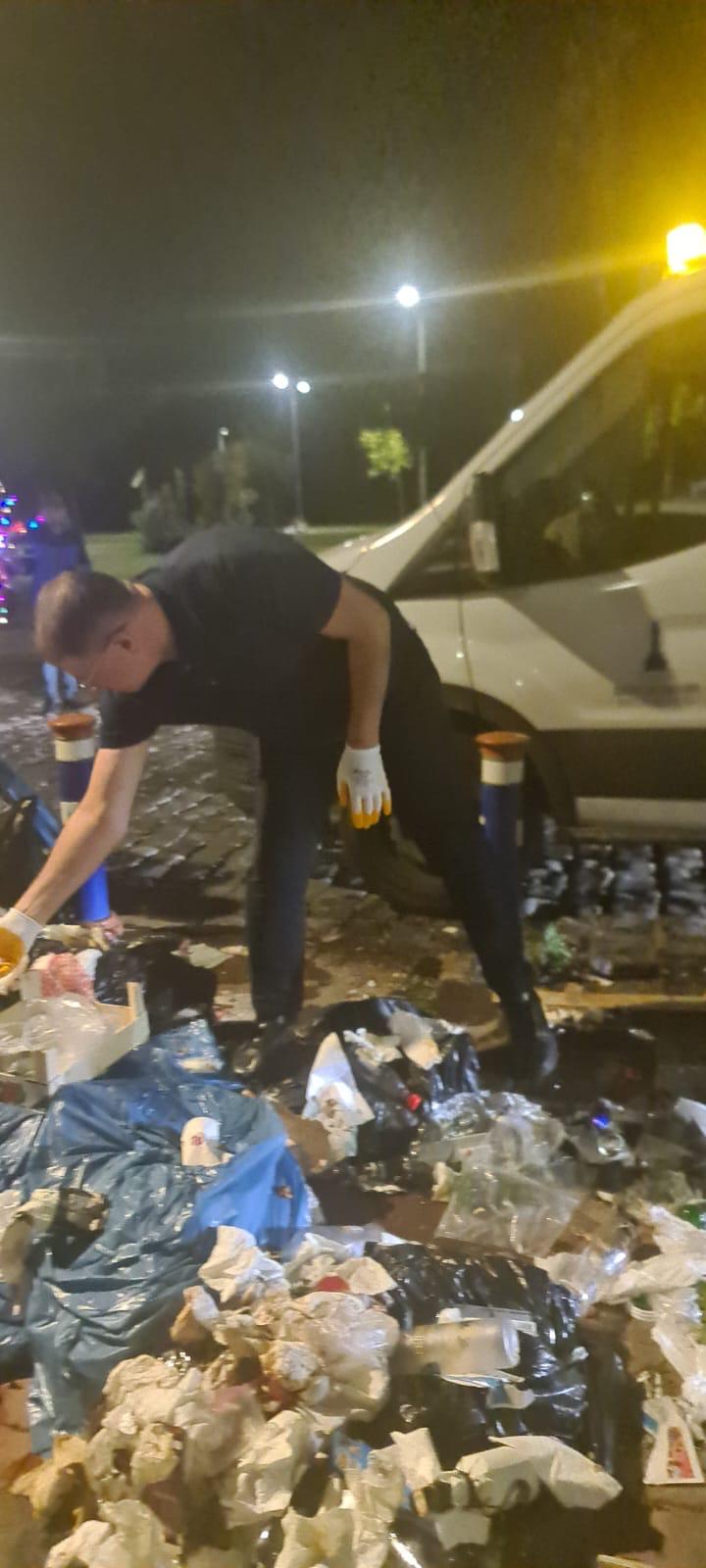 Başkan Tugay elleriyle çöp topladı.  İzmirlilere Çağrı: "Grev Sona Erene Kadar Dayanışma Zamanı" 1