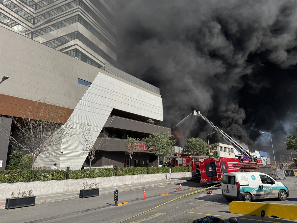 İzmir'de depoda çıkan yangına müdahale ediliyor 1