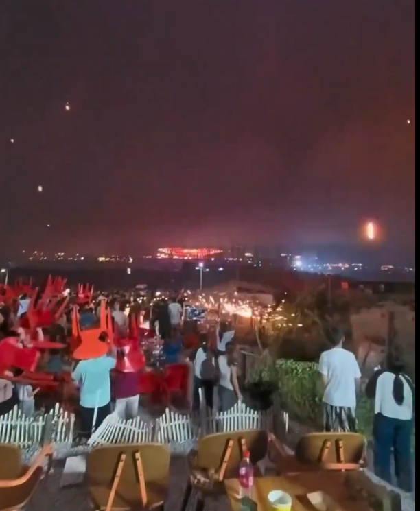 Gökyüzü şöleni kâbusa döndü, Alevler seyircilerin üzerine yağdı 2