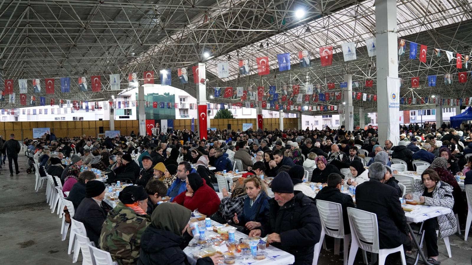 İzmir Büyükşehir Belediyesi ilk iftar sofrasını Gaziemir’de kurdu 1