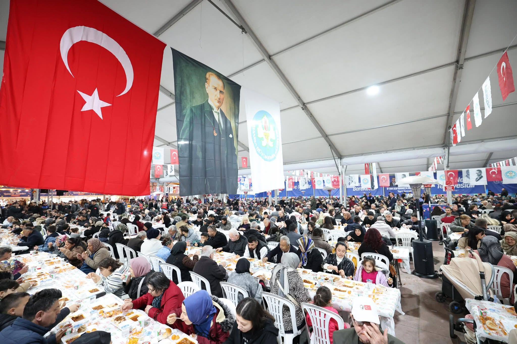 Manisa’da İftar Bereketi Binlerce Vatandaş Aynı Sofrada Buluştu 1